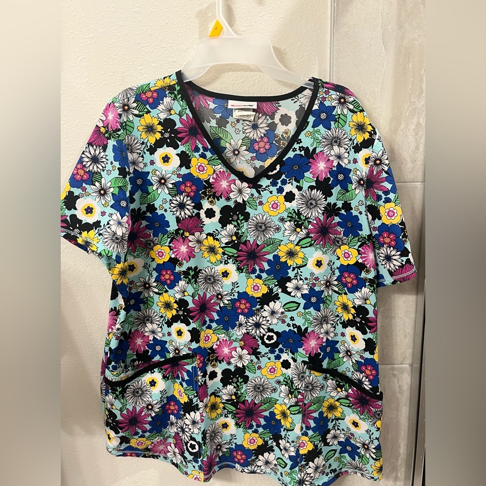 Scrub star floral print top Large